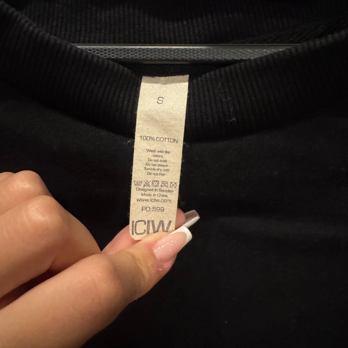 Svart croppad sweatshirt från ICANIWILL - 2