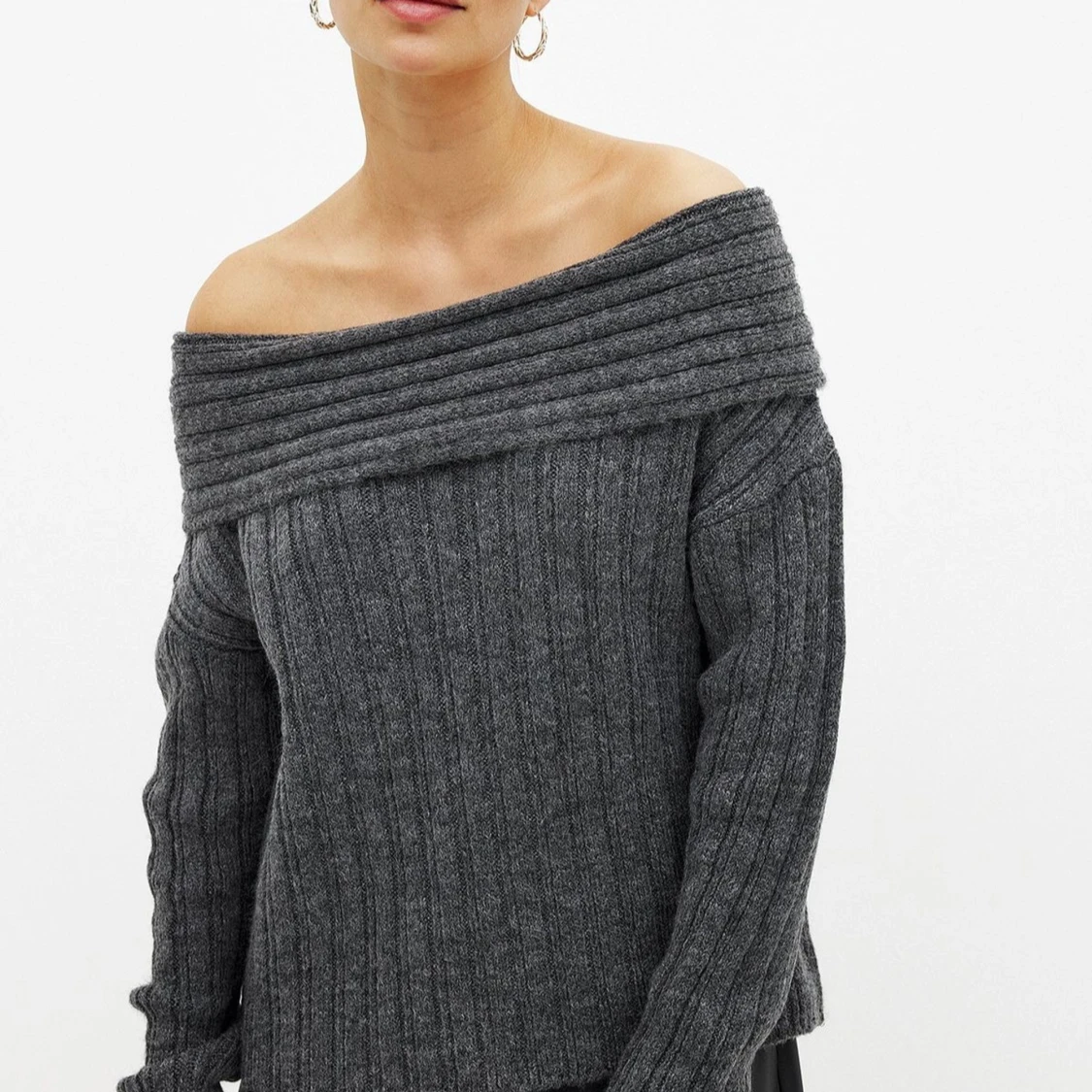 Grå ribbstickad offshoulder-tröja NA-KD