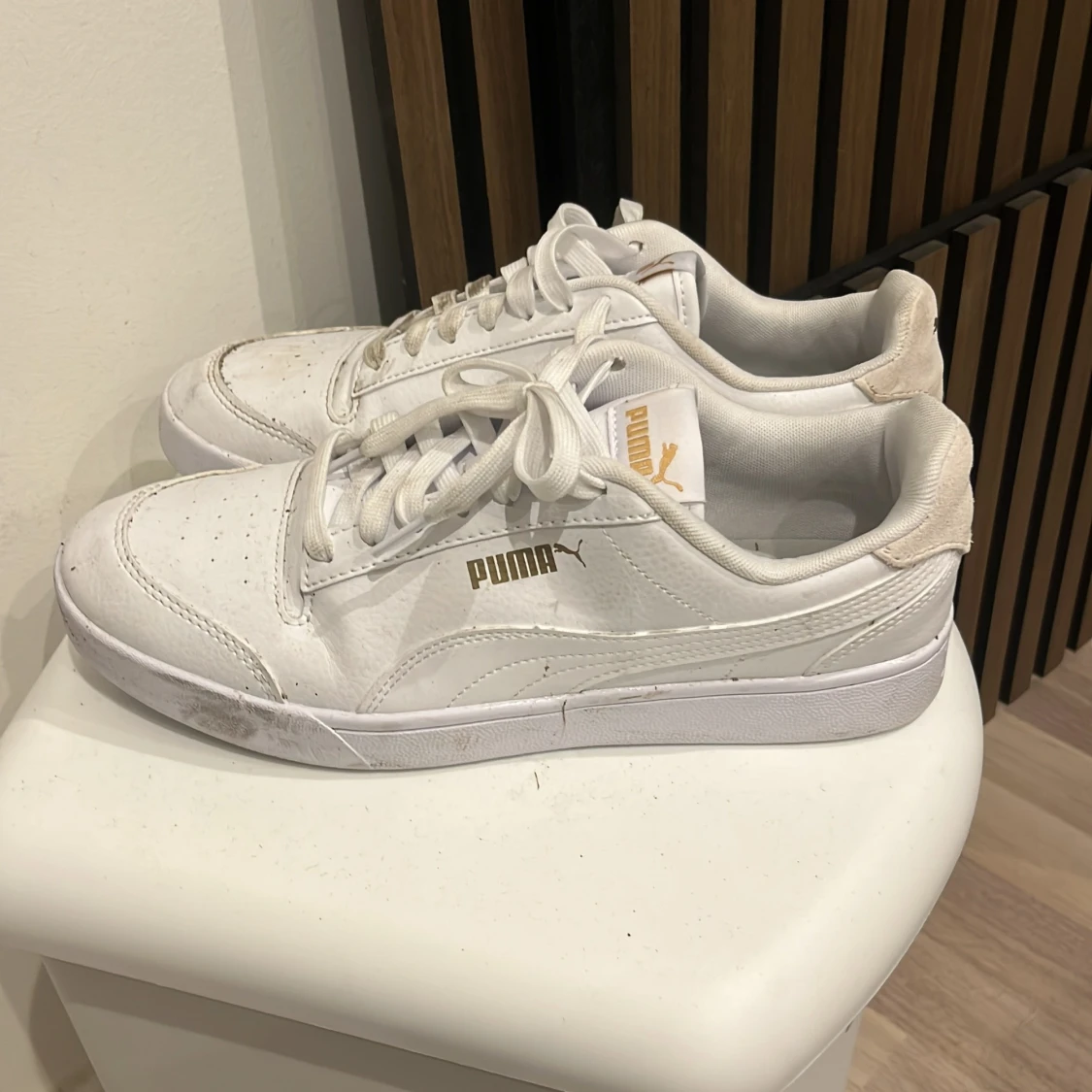 Vita Puma sneakers med gulddetaljer - 1