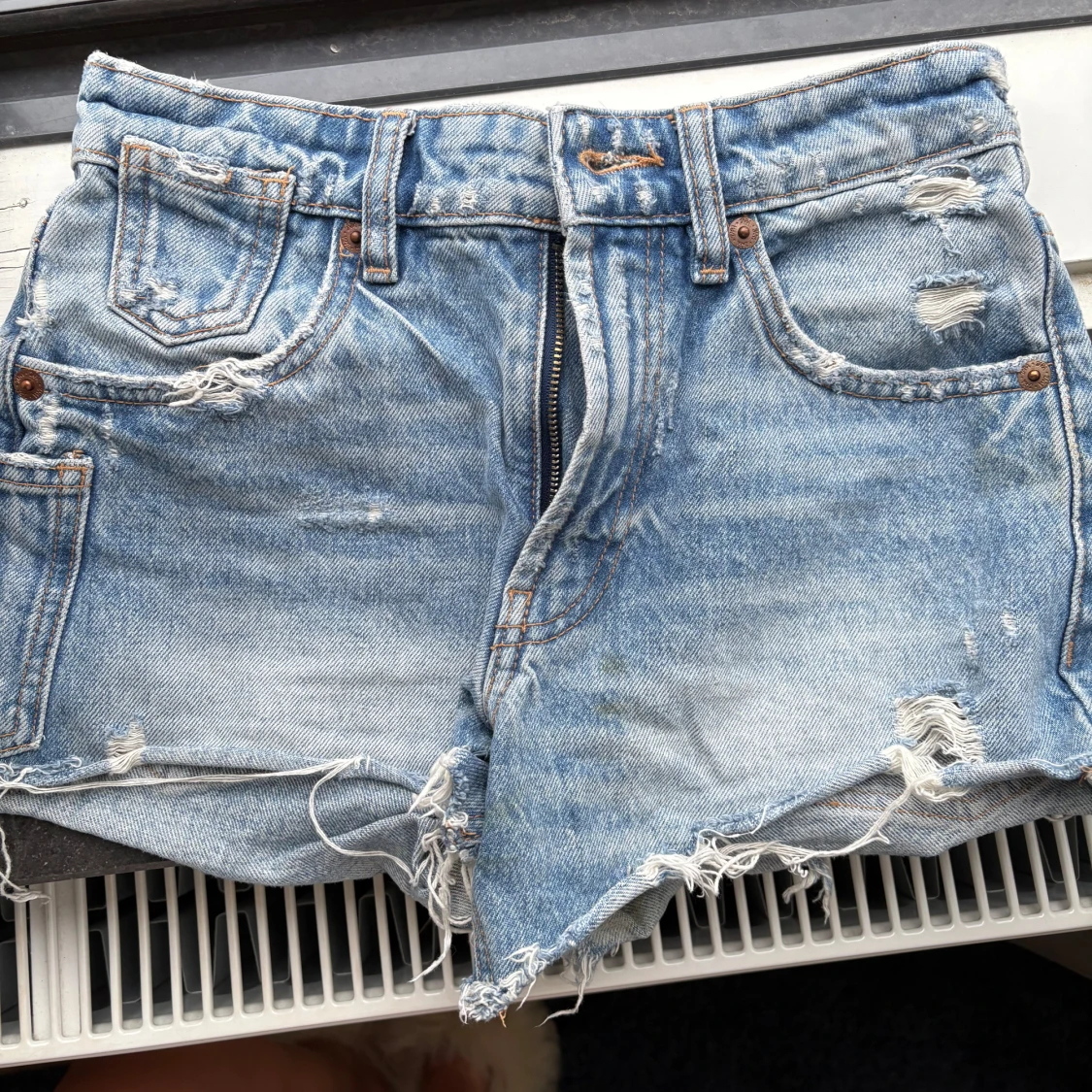 Blå slitna jeansshorts med fransar