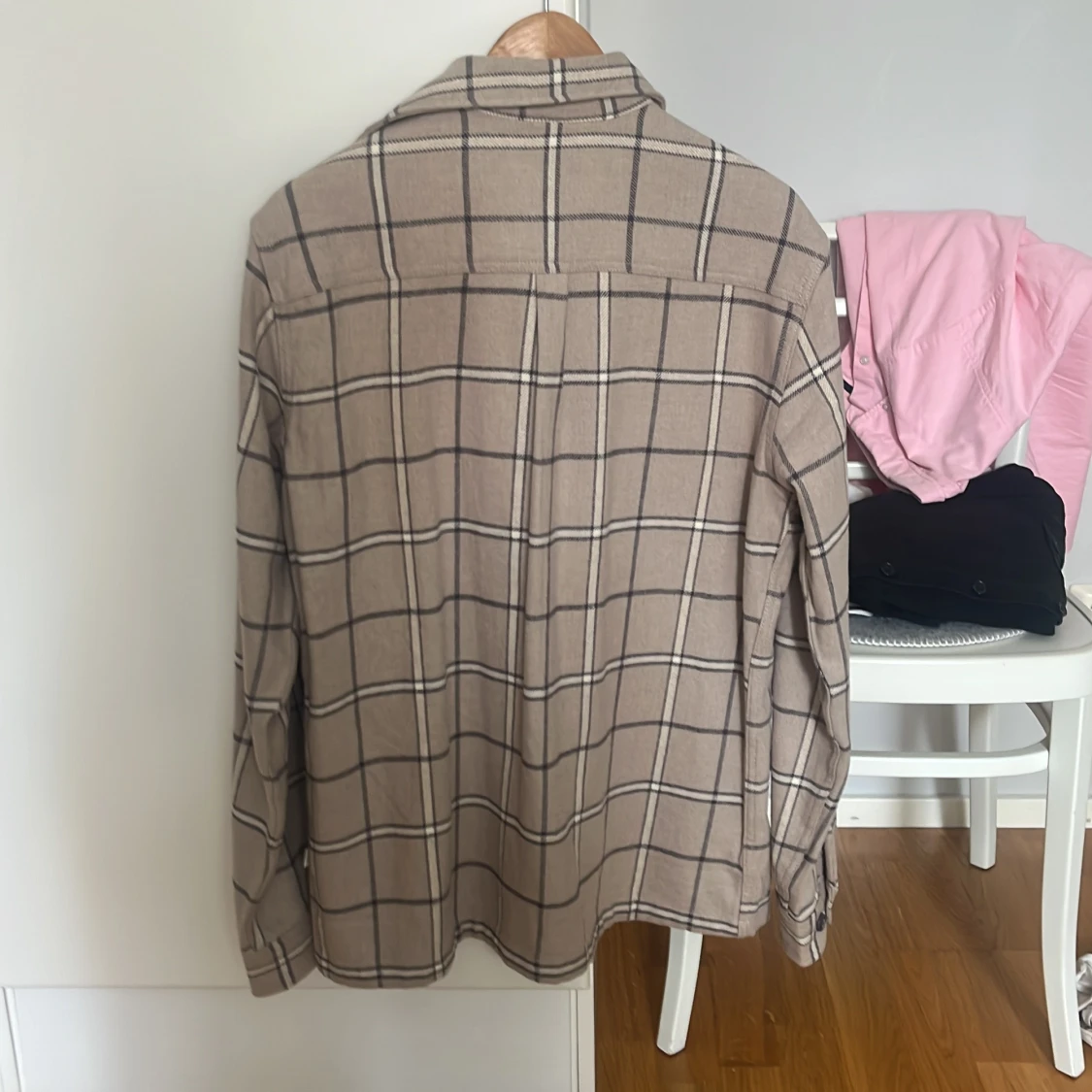 Beige rutig overshirt med knappar - 1