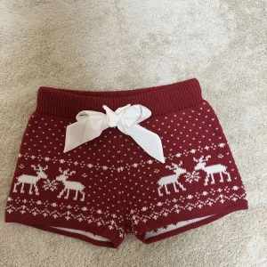 Vinröda shorts med rosett - Är i storlek M men skulle kunna passa som S kanske också L sitter som på bilden. PRISET GÅR ATT DISKUTERA!