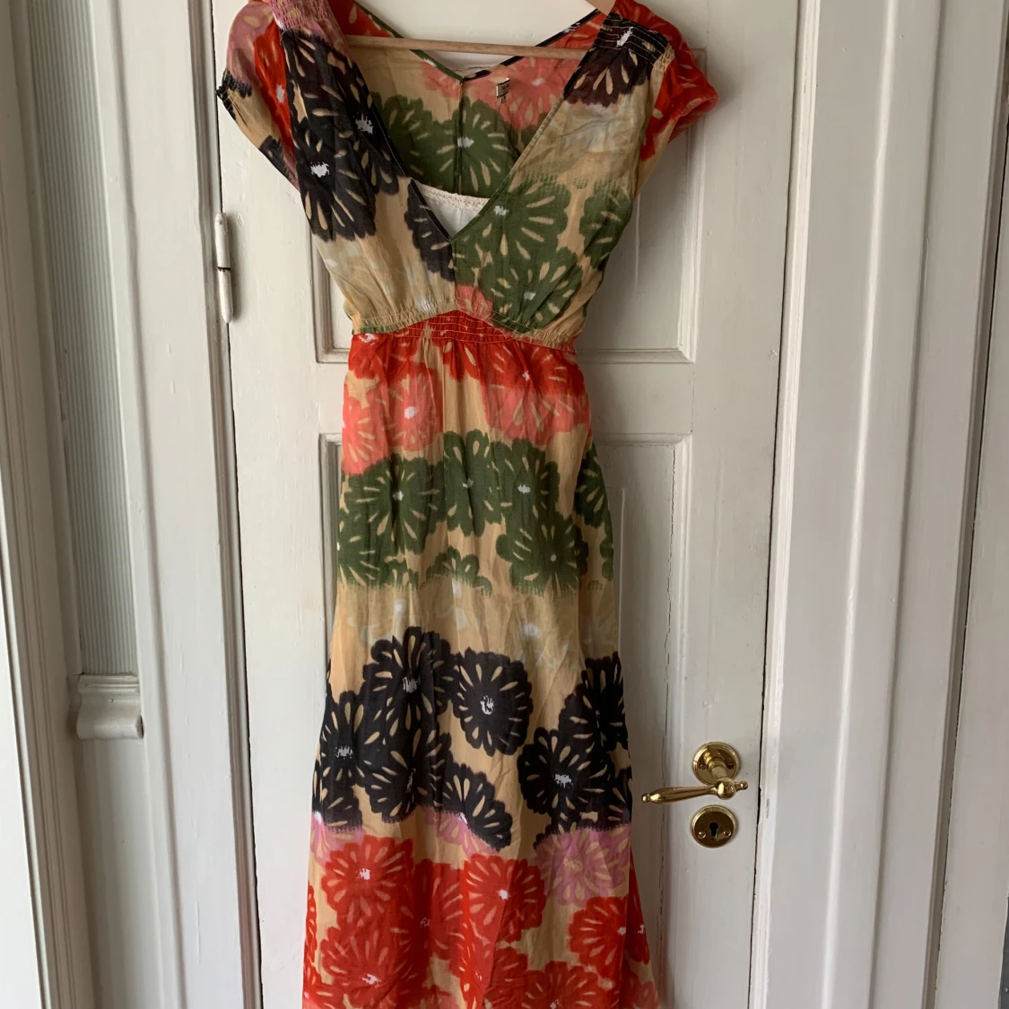 Blommig långklänning med rött knytband - 1