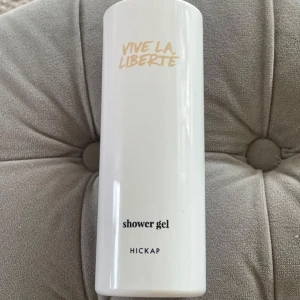 Hickap Vive la Liberté shower gel - Fräsch duschgel från Hickap i serien Vive la Liberté. Kommer i en stilren vit flaska med svart lock och guldig text. Innehåller 250 ml och har en fruktig, somrig doft. Vegansk och dermatologiskt testad formula, perfekt för dig som gillar lyxiga duschprodukter. Som ny! Nypris: 179 kr 