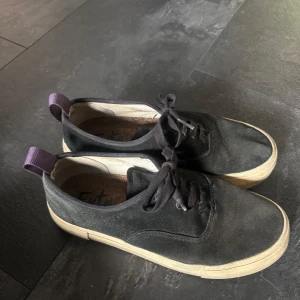 Svarta sneakers från Eytys, stl 39 - Svarta sneakers från Eytys i mocka i storlek 39. Väl använda så smuts och slitage finns. Snörerna hade behövts byta ut men funkar som dom är.  