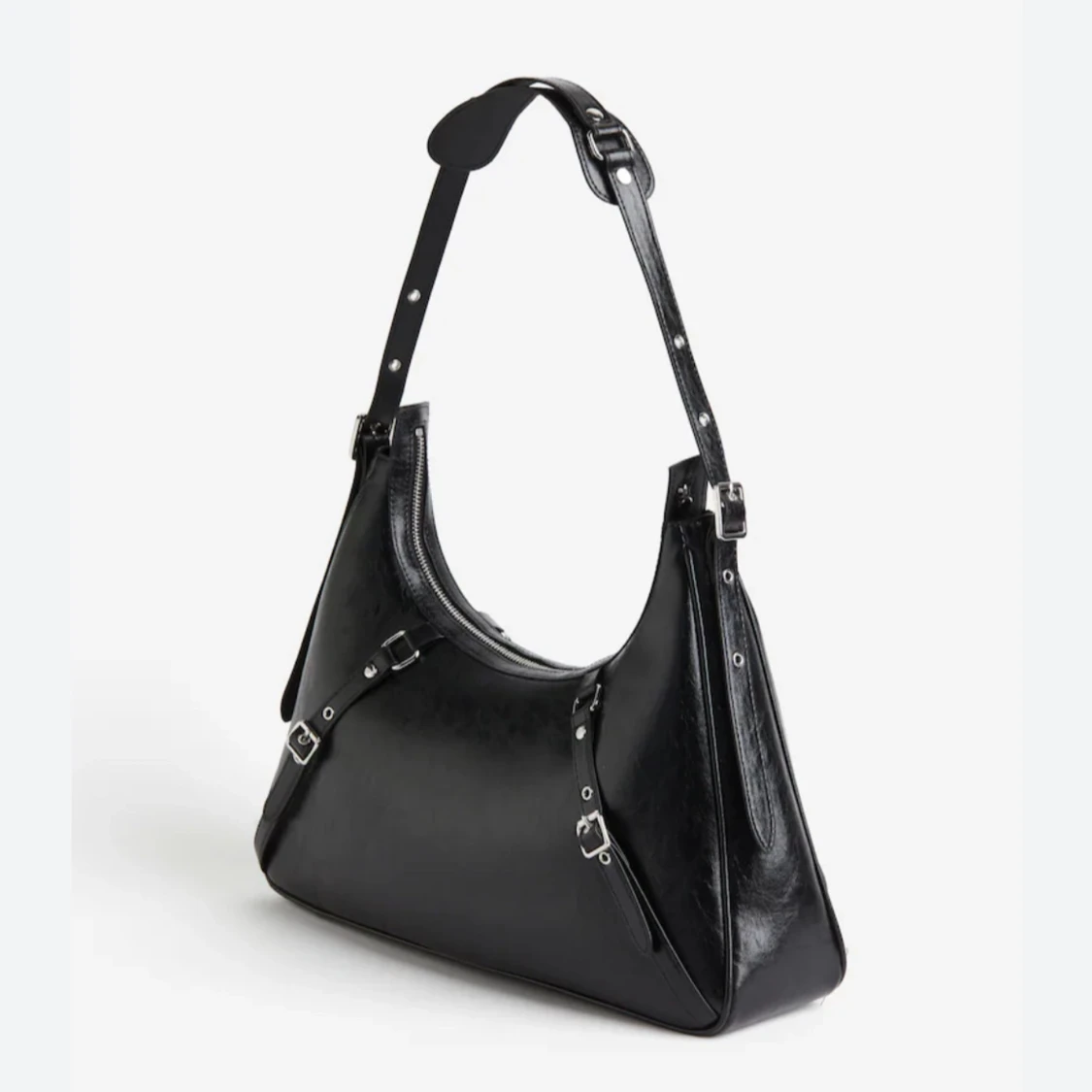 Svart axelväska med spänndetaljer - 1