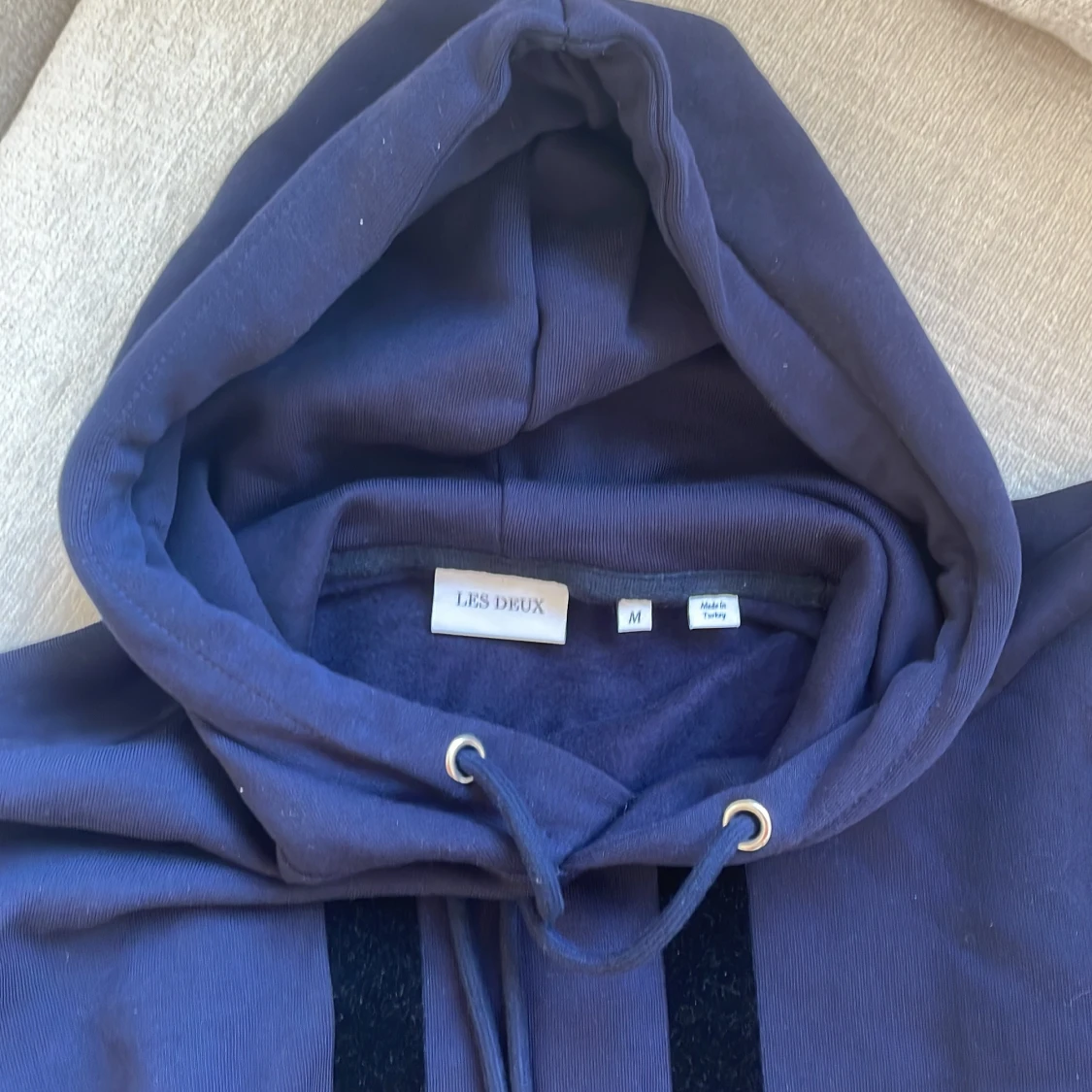 Mörkblå hoodie från Les Deux - 2