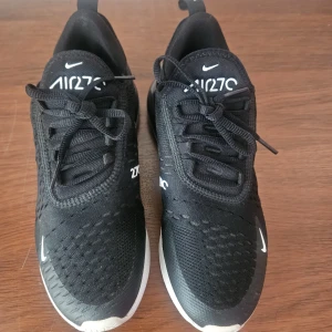 Nike Air Max 270 svarta sneakers - Säljer dotterns Svarta Nike Air Max 270 sneakers. Använda 2 ggr innan intresset försvann. Köptes på Footlocker för 1795:-. 