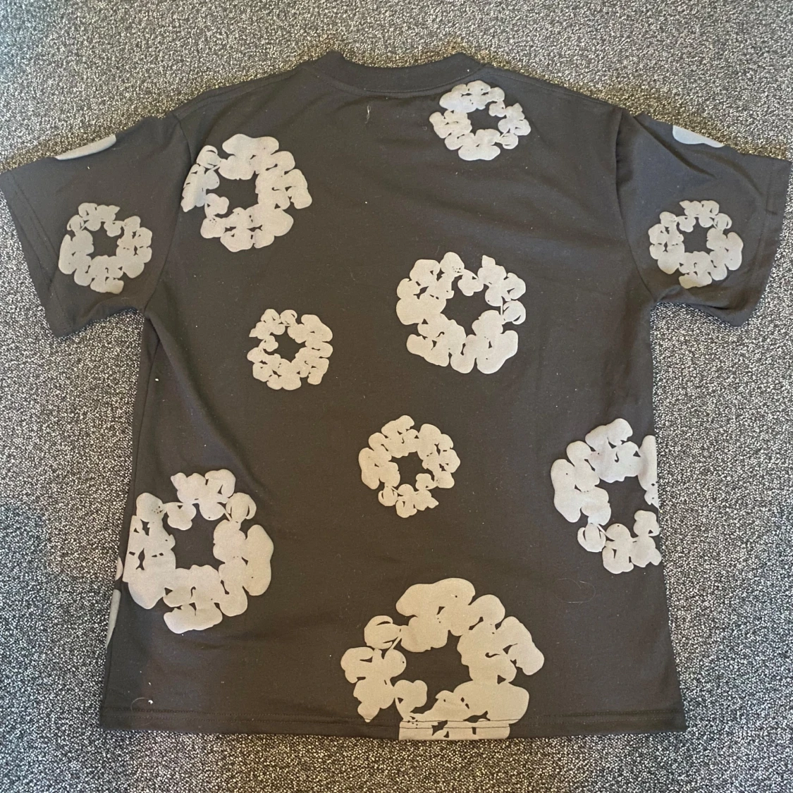 Svart t-shirt med gråa blommor Denim Tears - 1