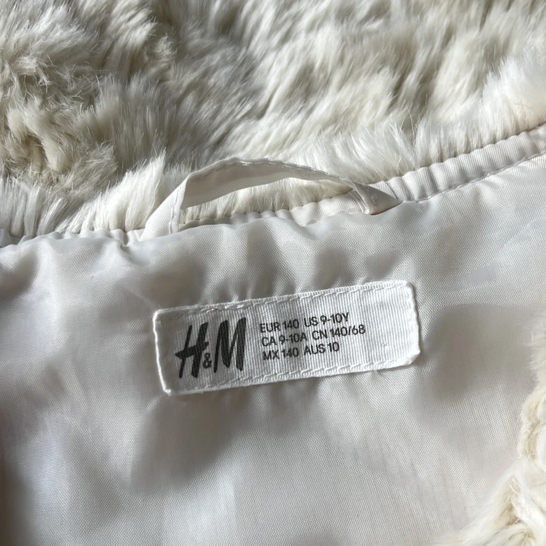Vit pälsväst från H&M, stl 140 - 2
