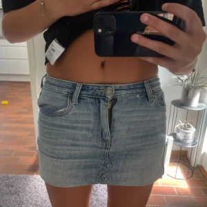 Ljusblå jeanskjol från Hollister - Säljer en snygg ljusblå jeanskjol från Hollister med klassisk femficksdesign . Storlek 26 