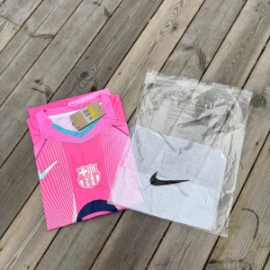 FC Barcelona rosa matchtröja Nike - Snygg FC Barcelona fotbollströja från Nike i rosa och ljusblått med vita linjer och klubbmärke på bröstet. Kortärmad modell i lätt och ventilerande material, perfekt för träning eller match. Spotify-logga på framsidan och modern design. Prisk kan diskuteras vid snabb affär 