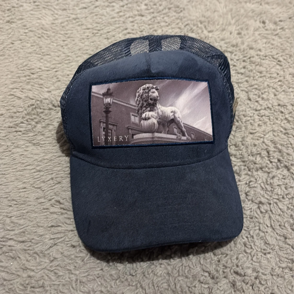 Mörkblå meshkeps från LYXERY