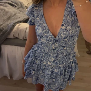 Blåvitt sett - Blåvitt sett från Gina Tricot! Använd 1-2 ggr! Inprincip nyskick! Väldigt skönt å bekvämt! 🤩💙OBS! Kan köpas som ett sett eller separat! Kjol- XS, Topp- S