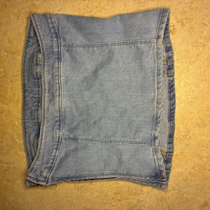 Jeanstopp från Monki - Säljer en ljusblå jeanstopp från Monki. Toppen har en dragkedja vid sidan ordinarie pris 399kr💕💕