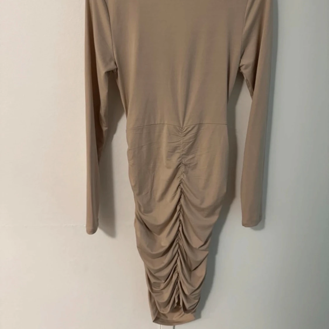 Beige långärmad omlottklänning - 1