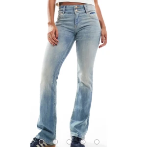 Ljusblå bootcut jeans med låg midja från Bershka - Snygga ljusblå jeans med bootcut passform och låg midja. 