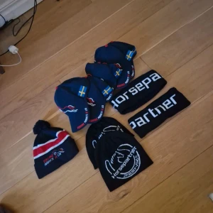 Huvudbonad  - Säljer kepsar, pannband och mössor. 1 st för 5kr 