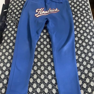 Blå Hoodrich mjukisbyxor - Säljer blå mjukisbyxor från Hoodrich. Används knappats. Pris går att att diskutera!