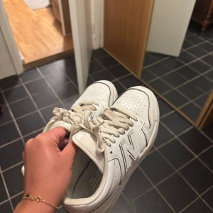 New Balance 480 - Ett par jättesnygga vita New Balance 480 i storlek 37. Endast använda på studenten, säljdes då de inte kommer till användning🥰 Nypris 1150 kr. 