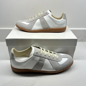 Maison Margiela Gats KVITTO - En av dem få autentiska Maison Margiela Gats | Sprillans nya skick 10/10 | Storlek 43 och färgen vit/grå | KVITTO finns samt fler äkthetsbevis finns | Hör av er för mer information/bilder!