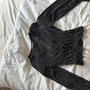 Zara prickig topp - ‼️‼️KONTAKTA MIG INNAN DU KÖPER!! Denna är även utlagd på vinted och därav kan den ha sålts, fråga om den finns kvar först så inget misstag sker!! Oanvänd i nyskick!!⭐️⭐️