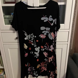 Svart blommig klänning från Desigual - Svart klänning med blommor från Desigual i storlek XL💕