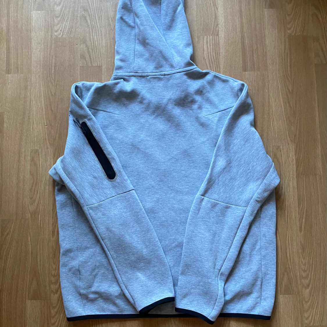 Nike Tech Fleece i färgen grå - 2