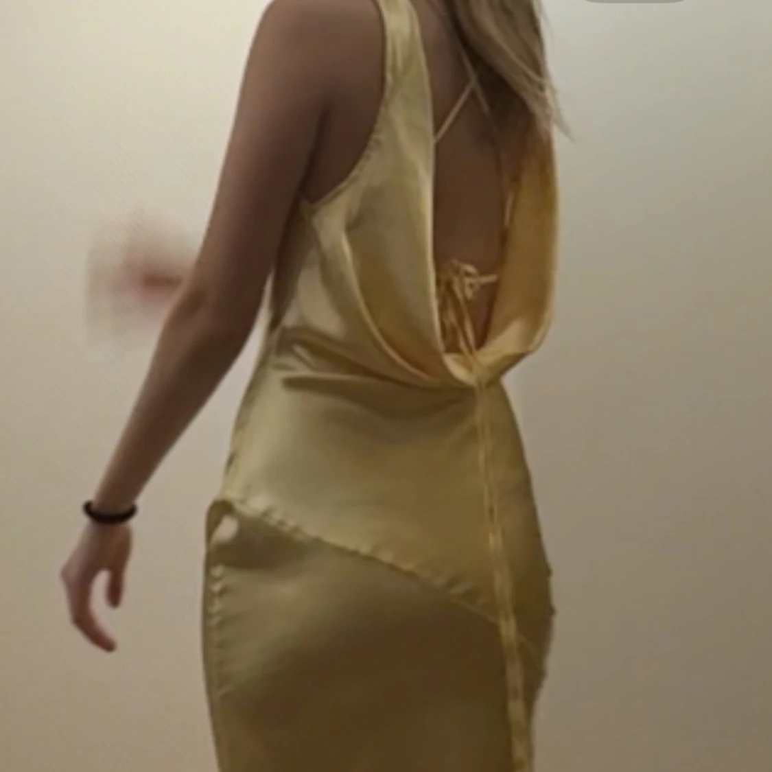 Ljusgul långklänning i satin - 1