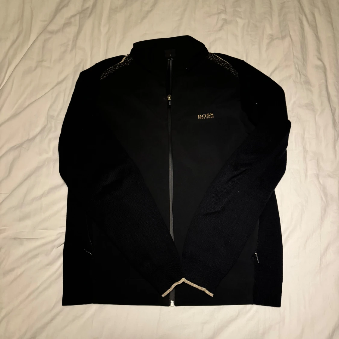 Svart zipjacka från Hugo Boss