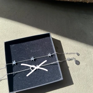 Silverfärgade armband ifrån Edblad🤍 - Två tunna silverfärgade armband, ett med fyra små stjärnor och ett med en kvinnosymbol. Nästan aldrig använda. Köp tillsammans för 350kr eller var för sig. Stjärnor/190kr och kvinnosymbol/90kr, kvinnosymbol SÅLT