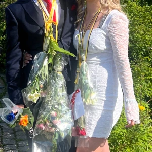 Vit kort spetsklänning med långa ärmar - Säljer min skolavslutningsklänning som endast har blivit använd en gång🤍den är i nyskick och inga skador alls🥂