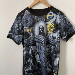 Brasilien fotbollströja  - Säljer en Brasilien replika fotbollströja. Storlek: M. Helt oanvänd. 