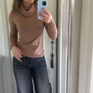 Brun viskostopp med lång ärm - Fin brun polotröja i 78% viskos med lång ärm och klassisk passform 🫶🏽🫶🏽🫶🏽