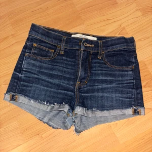 Jeansshorts från Abercrombie & Fitch - Snygga jeansshorts från Abercrombie & fitch! Dom är mellan low waist och ”vanlig”. Storleken är 25💗Perfakta till sommaren☀️🏖️