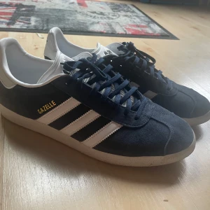 Adidas Gazelle mörkblå mocka - Feta Adidas Gazelle i riktigt bra skick, knapp använda. Storlek 44. Asbra att ha till sommaren. Skriv vid frågor, Skickar snabbt!