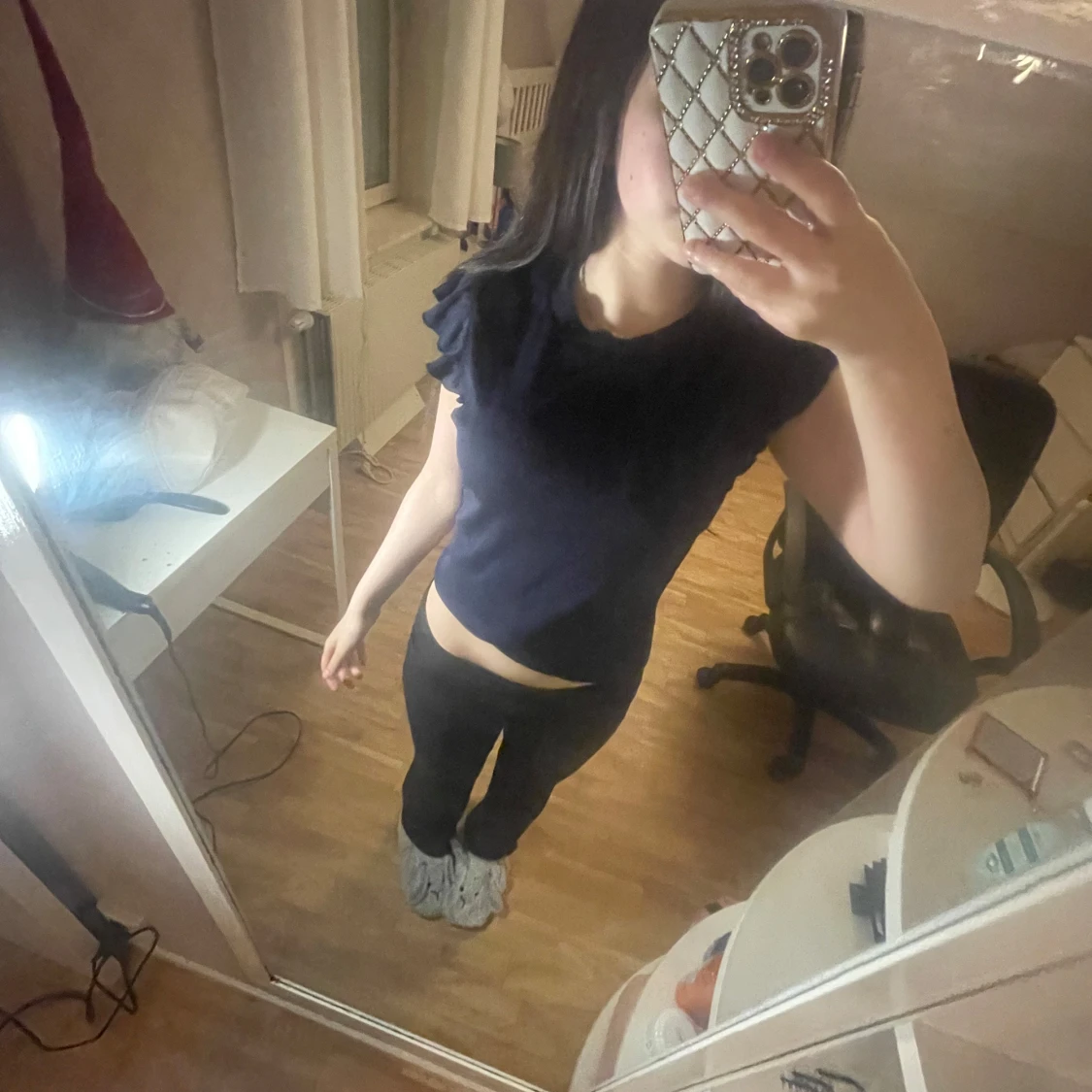 Mörkblå ribbad topp med volangärm