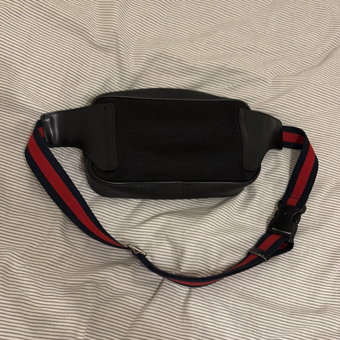 Svart axelväska monogrammönster  - 4