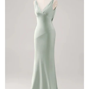 Ljusgrönbalklänning med öppen rygg - Grön balklänning från zapaka, köpt för 1100 kr. Tyvärr han den inte komma till min bal. Helt ny endast testas. Jätte fin klänning och fin färg. Storlek M men passar både större o mindre. Jag är 171 och den går ända ner till marken! 💚💚 skriv vid frågor och funderingar. Fraktar snabbt vid snabba köp