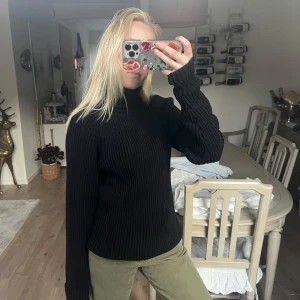 Svart polo tröja - Så fin!! Stickad svart polotröja, passar XS/S