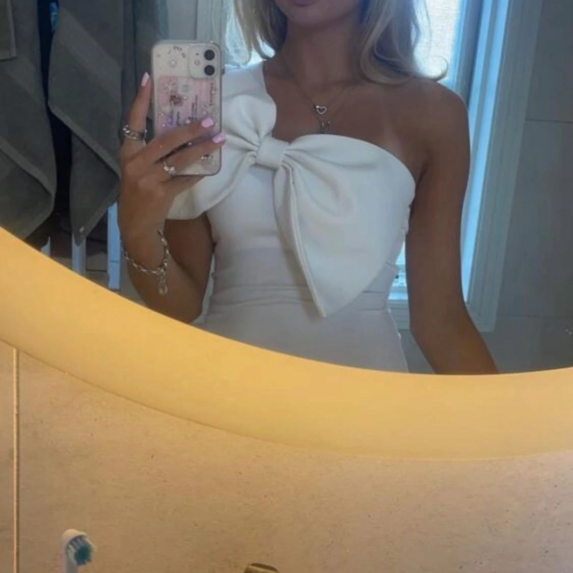 Vit oneshoulder body med stor rosett