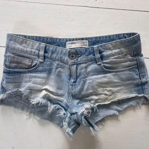 Jätte låt jeans shorts  - Super snygga jätte låga jeansshorts från Zara, storlek 36/S, köpt för 600 på plick. Kan diskutera pris vid snabb affär🥰