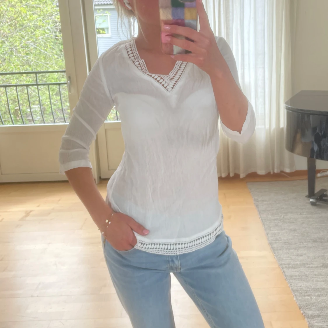 Vit blus med virkade detaljer