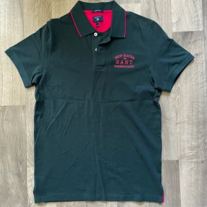 GANT mörkgrön pikétröja - Snygg mörkgrön pikétröja från GANT i storlek S. Den är helt ny och oanvänd. Modellen är 167/63 