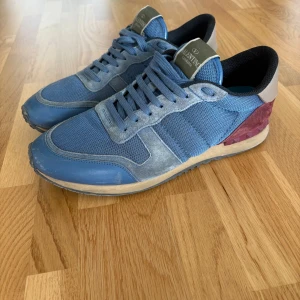 Valentino Rockrunners - Säljer snygga Valentino Rockrunners i storlek 42. Finns tecken på användning men inga stora skador finns. Ljusblå med vinröd häl. Skriv vid frågor eller funderingar!