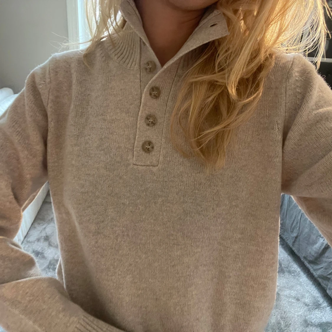 Beige stickad polotröja med knappar - 1