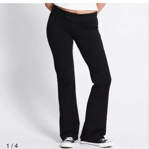 Svarta bootcut kostymbyxor - Kostymbyxor från lager 157 som ej är använda, köpta på vinted men är för stora för mig, skriv för bilder eller frågor🫶🏼