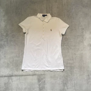 Vit Polo Ralph Lauren pike  - Jag Säljer en fet pike från Polo Ralph Lauren| skicket på tröjan är bra 8/10 | storlek L | ny pris 2000: mitt pris är 299 | skriv vid frågor och funderingar     1  