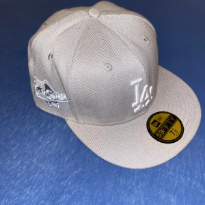Grå LA keps New Era - Snygg grå LA keps från New Era. Perfekt för dig som gillar streetwear och sportig stil.