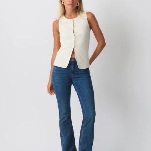 Blå lågmidjade jeans  - Säljer ett par blåa lågmidjade jeans med bootcut/flare modell. Säljer då det inte kommer till användning.💕Jeansen är från Gina Tricot och nyköpt för 500kr. Passar mig i längden som är ca 170cm